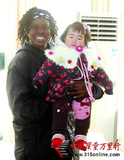 幼儿园网站上贴出的外教照片。
