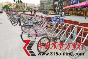 自行车停车位无人看管,留给小偷可乘之机。深圳晚报记者 陆颖 摄