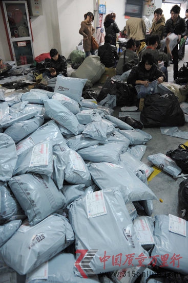 收件员忙着分拣快件,淘宝网“双十二”活动,让快递行业再次受到考验。