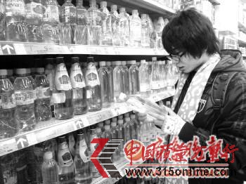 面对名目繁多的瓶装水,市民挑花了眼。 面对名目繁多的瓶装水,市民挑花了眼。