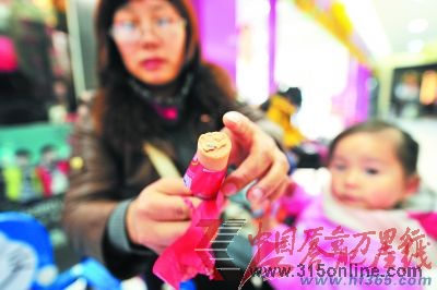 康女士购买的火腿肠里有蓝色物质。庄道龙/摄