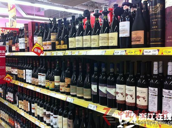超市里货架上,葡萄酒琳琅满目