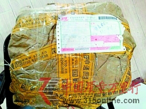 只剩下一包尿片,快递袋竟然还完好无损。 (收件人黄小姐供图) 只剩下一包尿片,快递袋竟然还完好无损。 (收件人黄小姐供图)