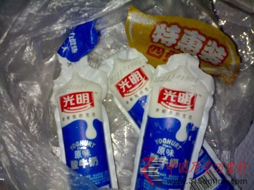 刘某买到的光明酸奶特惠装