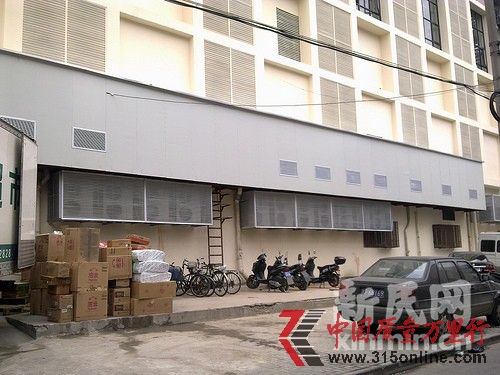 十多个空调机外机与冰柜压缩器与小区仅几米之隔。新民网记者卜春艳 现场回传