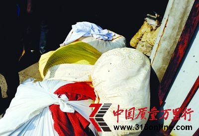 桌布餐巾就直接堆放在地上。