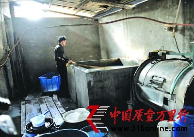黑作坊里面卫生条件极差。