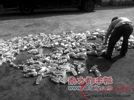 工厂将因为凝固而退货的油瓶放在太阳底下解冻。 工厂将因为凝固而退货的油瓶放在太阳底下解冻。