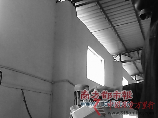 负责调油的小老板手里握着的便是花生油香精。 负责调油的小老板手里握着的便是花生油香精。