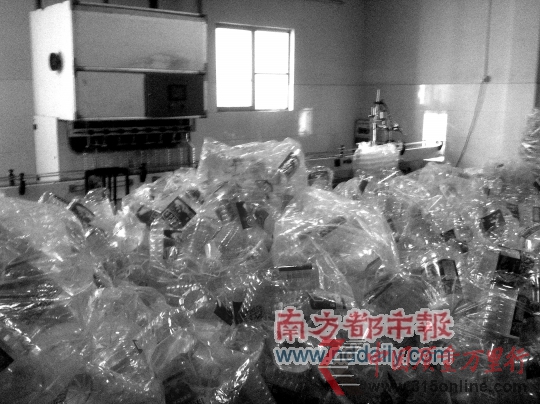 灌油车间里堆满了正要灌装的空油瓶。 灌油车间里堆满了正要灌装的空油瓶。