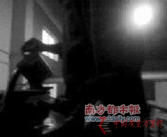 工厂小老板正在往调油罐里倒粗制棉油。 (暗访视频截图) 工厂小老板正在往调油罐里倒粗制棉油。 (暗访视频截图)