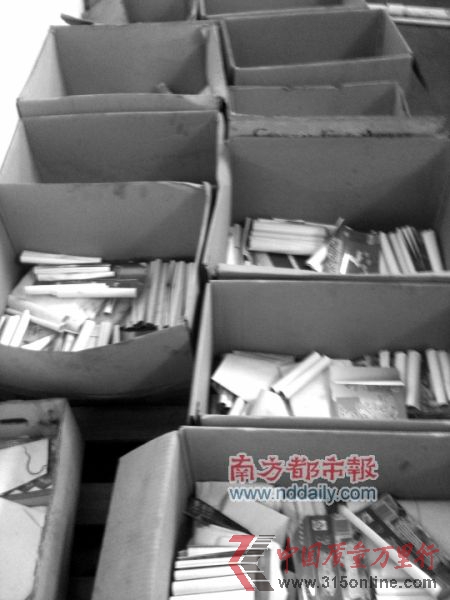 工厂内有多达近10种不同的商标。 工厂内有多达近10种不同的商标。
