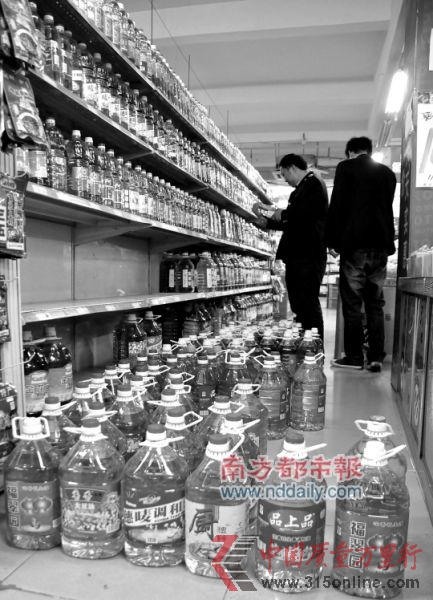 昨日,常平工商分局执法人员来到广顺百货查处“问题油”。 南都记者刘媚摄 昨日,常平工商分局执法人员来到广顺百货查处“问题油”。 南都记者刘媚摄