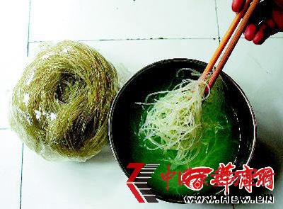超市买来的散装红薯粉丝泡在水中,水变成了绿色本报记者汤继颖摄