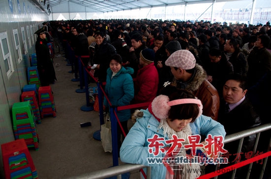 昨日,上海火车站北广场,一位怀孕的购票者排在队伍的最前端。早报记者 王炬亮 实习生 杨深来 图 昨日,上海火车站北广场,一位怀孕的购票者排在队伍的最前端。早报记者 王炬亮 实习生 杨深来 图