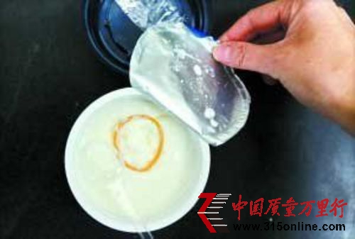 超市正联系酸奶厂商共同协商处理此事。资料图