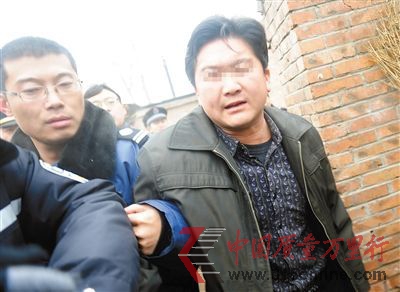 前日下午,香干作坊里,一不明身份男子阻碍、威胁执法人员。 前日下午,香干作坊里,一不明身份男子阻碍、威胁执法人员。