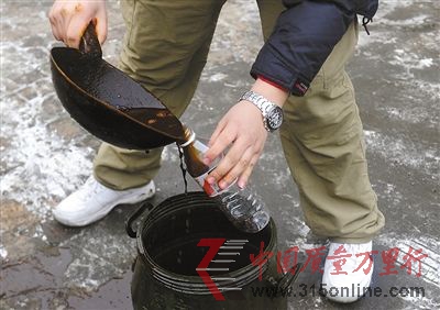 前日下午,香干作坊里,记者取样不明液体。 前日下午,香干作坊里,记者取样不明液体。