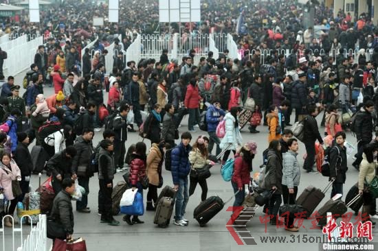8日,2012年春运拉开帷幕。从1月8日开始至2月16日结束,持续40天。据预测,2012年春运期间客流量将达到31.58亿人次,同比增长9.1%。图为西安火车站春运场景。张远 摄