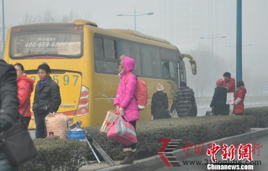 在出汽车老北站300米的地方,一辆郑州至原阳县的长途客车在站外拉客。 在出汽车老北站300米的地方,一辆郑州至原阳县的长途客车在站外拉客。
