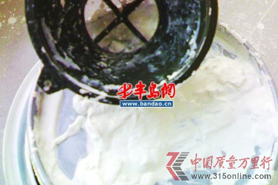过滤乳胶漆后,滤网上留下了一层透明胶状物。