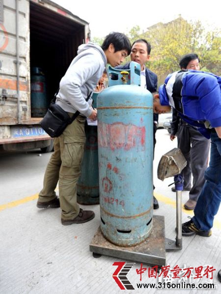 餐馆老板复称气瓶,发现了问题 餐馆老板复称气瓶,发现了问题
