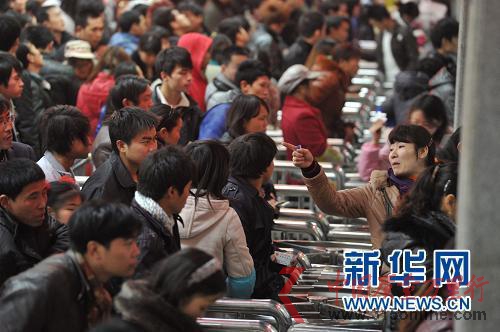 1月27日,一位旅客在购票时转身和同行亲人商量乘车时间。新华社记者 欧东衢 摄 1月27日,一位旅客在购票时转身和同行亲人商量乘车时间。新华社记者 欧东衢 摄