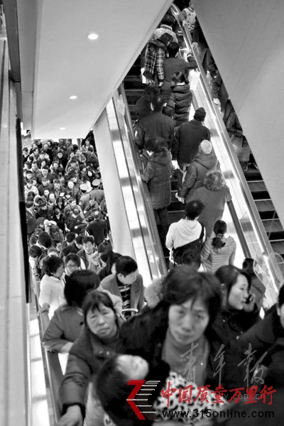 “剪刀式”电梯存在很多安全隐患。<b>本报资料图记者 贺佳颖 摄 </b> “剪刀式”电梯存在很多安全隐患。<b>本报资料图记者 贺佳颖 摄 </b>