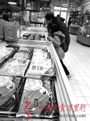 目前市面所售的汤圆,对于馅料中具体的成分比例没有硬性规定记者 冯云云 摄