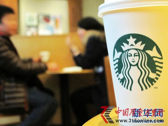 1月30日,顾客在南京湖南路一家星巴克门店内消费。据网易财经报道,星巴克大中华区公关部经理励静当日表示,出于运营成本考虑,从1月31日起,星巴克中国区将对手工调制咖啡统一提价,涨价幅度约为1至2元;星冰乐、热巧克力、牛奶等均不在涨价之列。新华社发