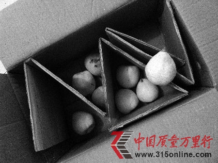 一箱梨有“半箱”纸板,梨倒没几个。