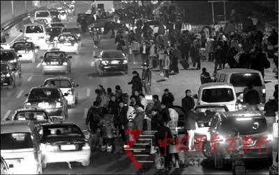 1月30日深夜,旅客在西站北广场边走边打车。 本报实习记者 赵恩泽 摄 1月30日深夜,旅客在西站北广场边走边打车。 本报实习记者 赵恩泽 摄