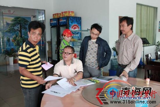 店员接受物价局工作人员询问(南海网记者邓松摄) 店员接受物价局工作人员询问(南海网记者邓松摄)