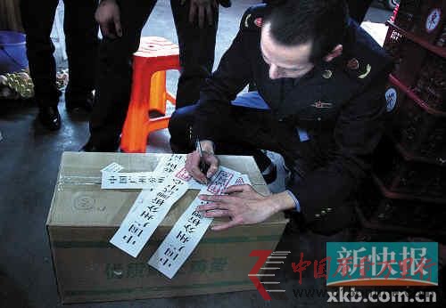 ■昨日上午,白云区工商执法人员对蛋类批发市场进行抽样检测。新快报记者 王飞/摄
