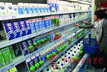 用搭送赠品等方式促销即将到保质期的鲜奶、酸奶等临保食品,是超市的常见做法。 新华社图片 用搭送赠品等方式促销即将到保质期的鲜奶、酸奶等临保食品,是超市的常见做法。 新华社图片