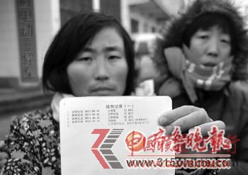 杜莲凤向记者展示儿子注射疫苗的记录。报记者 罗志强 摄
