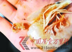 2月13日,记者从购买的“注胶虾”头部挤出胶状透明物质。新华社发 2月13日,记者从购买的“注胶虾”头部挤出胶状透明物质。新华社发