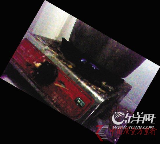 炉灶藏满污垢(本版图片均为记者拍摄)