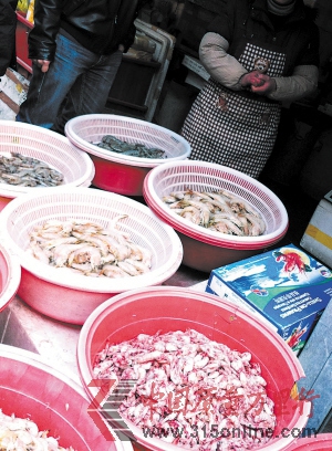 2月13日,天津王顶堤居住区无名路市场的摊贩在售卖“注胶虾”。新华社发 2月13日,天津王顶堤居住区无名路市场的摊贩在售卖“注胶虾”。新华社发