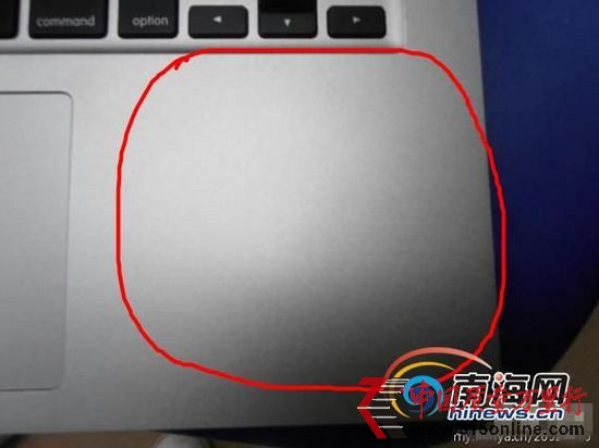 网友“莞尔倾城笑”在帖子中称水只洒在下方边角处(南海网记者 刘丽萍截图) 网友“莞尔倾城笑”在帖子中称水只洒在下方边角处(南海网记者 刘丽萍截图)
