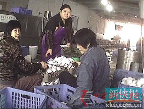 “鑫辉”工作人员在清理餐具。