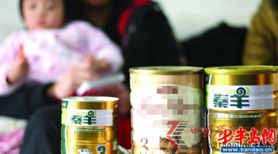 刘女士称女儿就是喝了图中的小罐奶粉出现呕血 刘女士称女儿就是喝了图中的小罐奶粉出现呕血