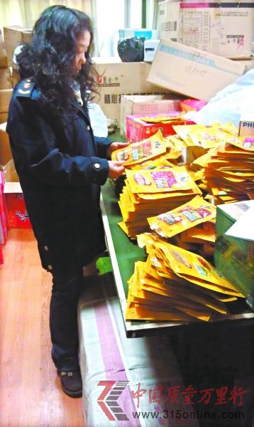 工商人员正在清点被篡改了日期的豆干。王志新 摄
