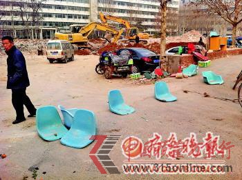 工地的入口处摆上了障碍物,不让车辆再进入工地停车。 本报记者 赵伟 摄 工地的入口处摆上了障碍物,不让车辆再进入工地停车。 本报记者 赵伟 摄