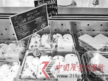 蔓越莓蛋卷原价14.8元,优惠价11.8元。但是收银台却是按原价结算的。 记者张丹丹 实习生石晓丹 摄 蔓越莓蛋卷原价14.8元,优惠价11.8元。但是收银台却是按原价结算的。 记者张丹丹 实习生石晓丹 摄