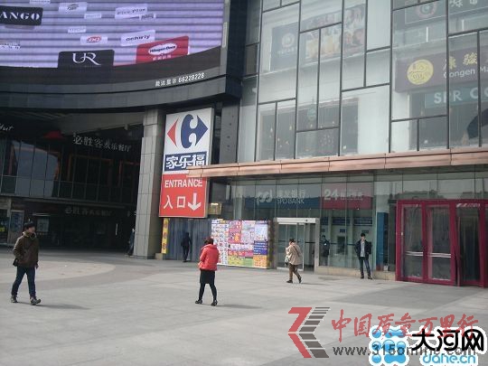 家乐福门前显得有些冷清。