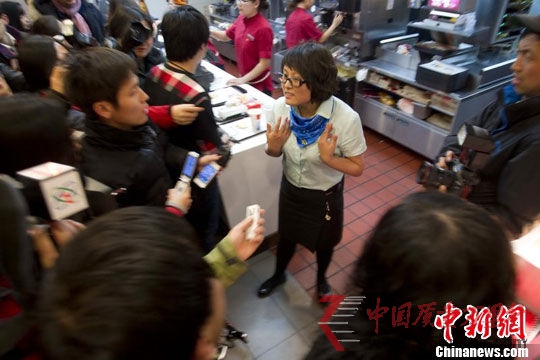 麦当劳北京三里屯店值班店长回答记者关于该店食品质量的问题。图片来源:东方IC