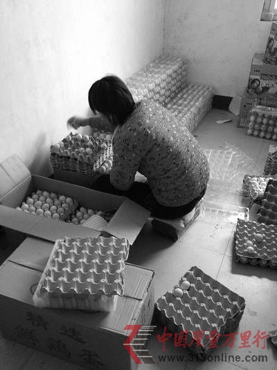 在“田老太”食品有限公司的“车间”内,一名妇女正在包装粉蛋。刘畅摄