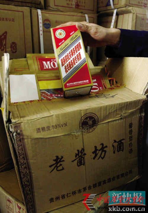 ■现场查获的用老酱坊酒箱包装的“特供酒”。 ■现场查获的用老酱坊酒箱包装的“特供酒”。