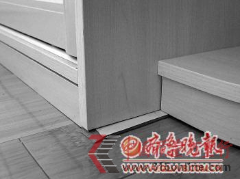 地面不平整,只能用木板垫起来。 (图片由当事人提供) 地面不平整,只能用木板垫起来。 (图片由当事人提供)